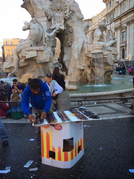 Forze dell'ordine concentrate a tenere lontani gli ambulanti dall'area del Vaticano, e Piazza Navona si riduce così...