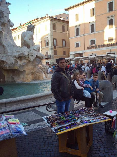 Forze dell'ordine concentrate a tenere lontani gli ambulanti dall'area del Vaticano, e Piazza Navona si riduce così...