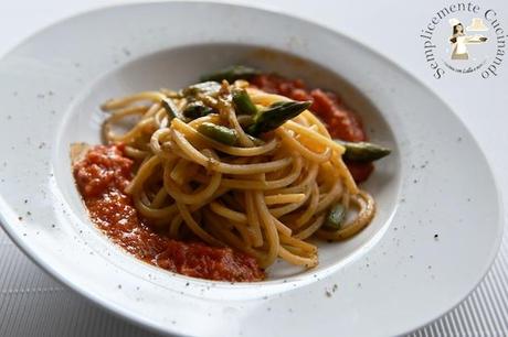 spaghettoni con asparagi in crema di pachino