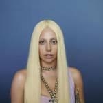 Lady Gaga ritoccata con Photoshop nella pubblicità Versace: gli scatti originali