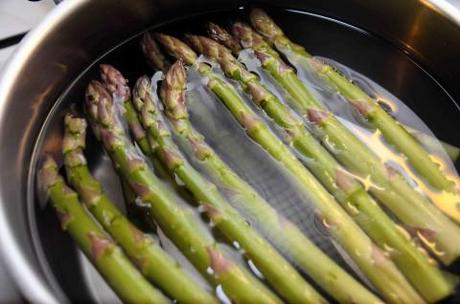 Lavate e private della parte bianca (che si trova alla fine ) gli asparagi e metteteli in abbondante acqua salata e fateli lessare per circa dieci minuti