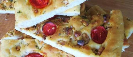 ffocaccia  ai pomodorini, noci e rosmarino