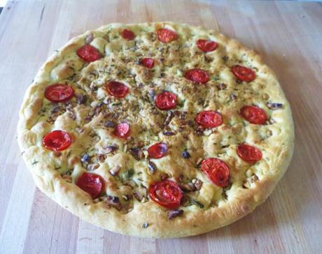 focaccia  ai pomodorini, noci e rosmarino