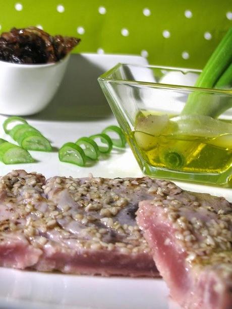 LA QUINTA PARETE - PERCEZIONE DI CIPOLLOTTO SU TONNO FRESCO AL SESAMO CON CIPOLLE CARAMELLATE LA QUINTA PARETE - PERCEZIONE DI CIPOLLOTTO SU TONNO FRESCO AL SESAMO CON CIPOLLE CARAMELLATE