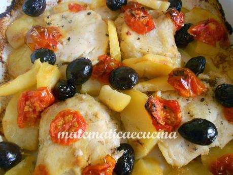 Merluzzo al Forno con Patate e Pomodorini Merluzzo al Forno con Patate e Pomodorini