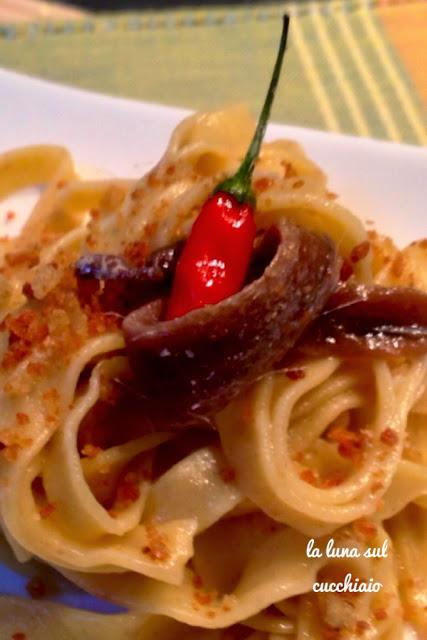 Tagliatelle di pane al burro e acciughe