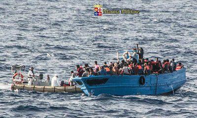 migranti-barcone-marina