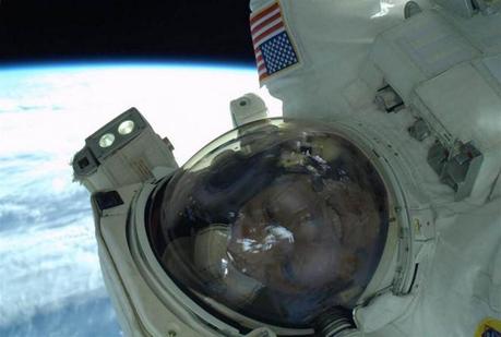 Il selfie dell’astronauta NASA Rick Mastracchio durante la passeggiata spaziale del 23 aprile 2014.