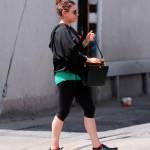 Mila Kunis mangia un falafel dopo la palestra