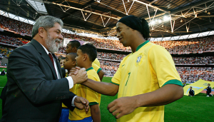 L'ex presidente Lula saluta Ronaldinho e la 