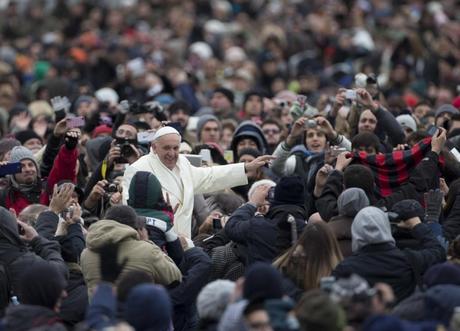 Papa Francesco sfida il gelo, cappotto e sciarpa per l'Udienza generale