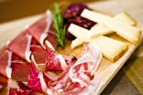 Formaggio e carne: in eccesso dopo i 50 anni sono come il fumo