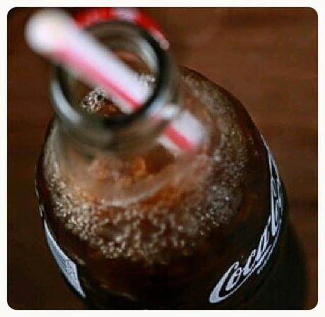 Coca cola con la cannuccia