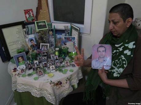 Shahnaz Karim Beigi, madre di Mostafa Karim Beigi ucciso dal regime nel 2009, si mostra a testa rasata in solidarietà con i massacri ad Evin 