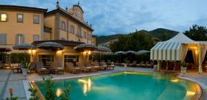 Un’immersione di pace Piscina all'aperto sulla terrazza da cui si nota l'edifico delle terme con il caratteristico orologio centrale.