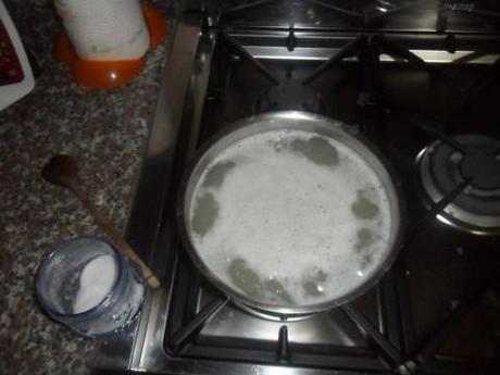 Mettete a bollire il riso in abbondante acqua salata. Attenzione a non farlo scuocere.