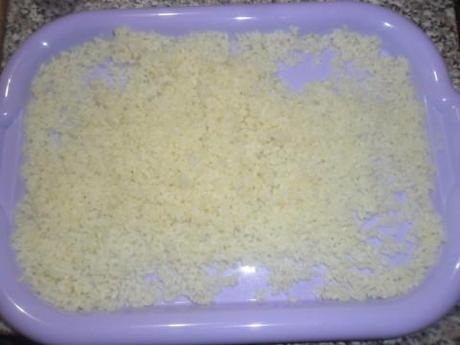 Quando il riso sarà pronto , scolatelo e versatelo in un vassoio stendendolo con una spatolina.