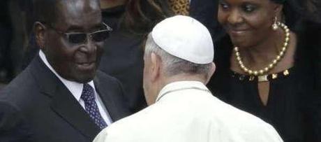 In Vaticano il sanguinario Mugabe: la “rivoluzione” di Bergoglio si ferma qui
