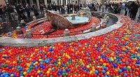 Il futurista Graziano Cecchini, riempita Piazza di Spagna di pallini, fa effrazione a casa dei gieffini!