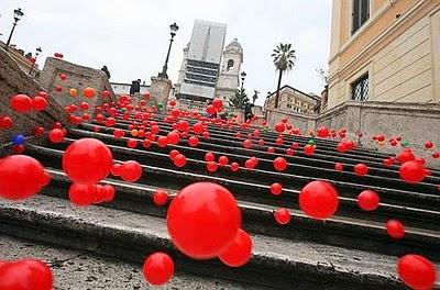 Il futurista Graziano Cecchini, riempita Piazza di Spagna di pallini, fa effrazione a casa dei gieffini!