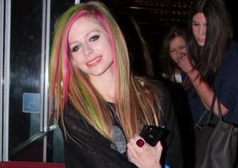 Un arcobaleno per la testa di Avril Lavigne