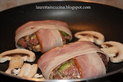 Hamburger di carne, zucchine e funghi avvolti nel bacon