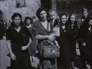 Le vedove dei caduti a Portella e a Partinico, mentre vanno al processo di Viterbo (la prima da destra è mia madre, la seconda la vedova Lo Iacono)