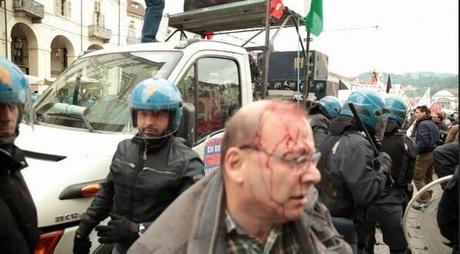 1 maggio, a Torino scontri tra polizia e manifestanti