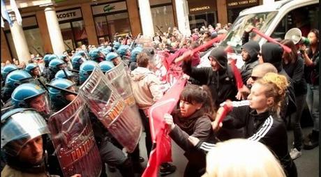 1 maggio, a Torino scontri tra polizia e manifestanti