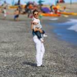 Michelle Hunziker in spiaggia con Sole e il barboncino Lilly (foto)