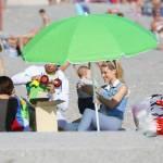 Michelle Hunziker in spiaggia con Sole e il barboncino Lilly11