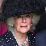 Camilla, moglie di Carlo d’Inghilterra, piange al funerale del fratello Mark Camilla Parker Bowles non trattiene le lacrime al funerale del fratello01