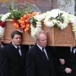 Camilla, moglie di Carlo d’Inghilterra, piange al funerale del fratello Mark Camilla Parker Bowles non trattiene le lacrime al funerale del fratello10