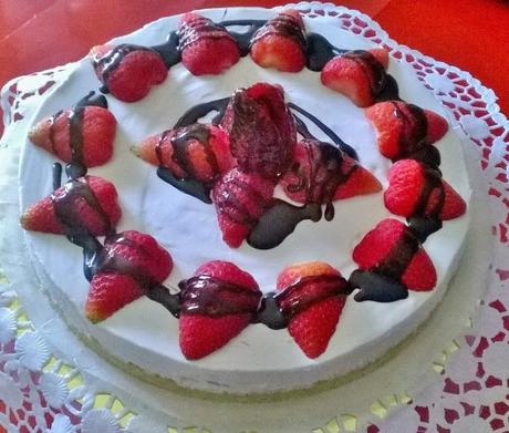 YOGURT CAKE AI FRUTTI DI BOSCO E FRAGOLE GLASSATE AL CIOCCOLATO