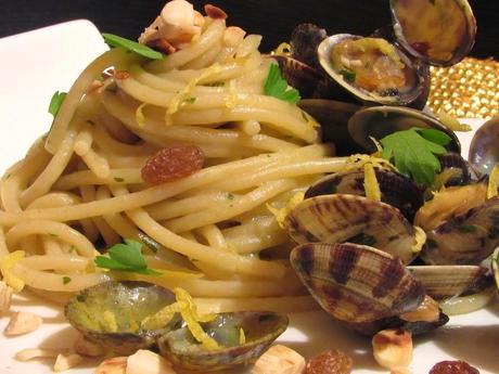 CON UN SOLO CALZINO E LA GALLINELLA DI MARE - SPAGHETTI ALLE VONGOLE CON UVETTA, MANDORLE TOSTATE, SCORZA DI LIMONE SICILIANO E PERCEZIONE DI MARSALA