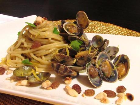 CON UN SOLO CALZINO E LA GALLINELLA DI MARE - SPAGHETTI ALLE VONGOLE CON UVETTA, MANDORLE TOSTATE, SCORZA DI LIMONE SICILIANO E PERCEZIONE DI MARSALA