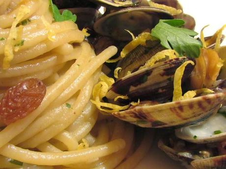 CON UN SOLO CALZINO E LA GALLINELLA DI MARE - SPAGHETTI ALLE VONGOLE CON UVETTA, MANDORLE TOSTATE, SCORZA DI LIMONE SICILIANO E PERCEZIONE DI MARSALA