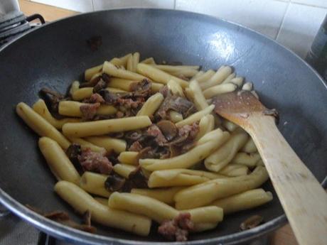 Casarecce con salsa di rucola, salsicce e funghi