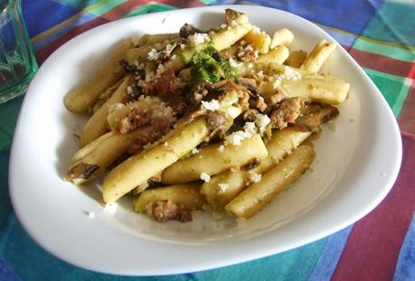 Casarecce con salsa di rucola, salsicce e funghi