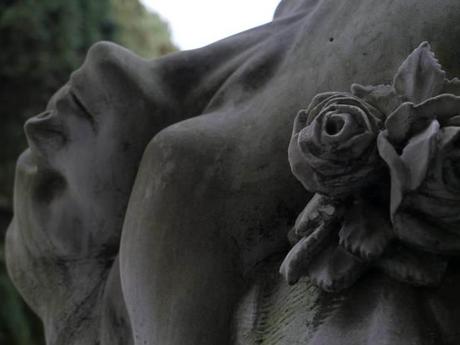 Tomba Burrano, scultore Piero da Verona, S.D.-porticato Sant'Antonino La morte, il cimitero e il marmo sembra che abbiamo poco in comune con le passioni erotiche ma, in questo come in altri cimiteri italiani, spesso si trovano monumenti che l’erotismo lo scolpiscono nel marmo, riproducendo il calore della carne e gli amplessi amorosi. Un altro dei miei monumenti preferiti. 