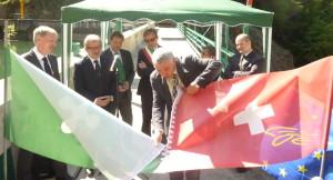 Il momento del ricongiungimento simbolico tra la Svizzera e l'Italia