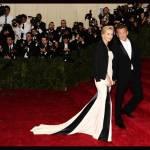 Sean Penn e Charlize Theron mano per mano al Met Gala (foto)