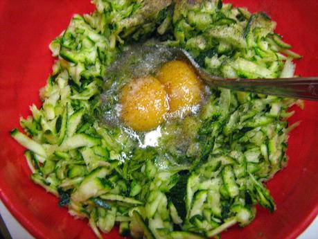 Kolokithokeftedes, le polpette greche di zucchine con kefalotyri e salsa tzatziki
