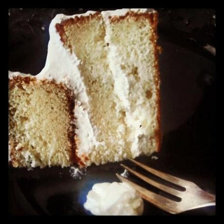 Un Compleanno e una Festa. Basterà una torta? White Rose Cake per il re-cake di Maggio.