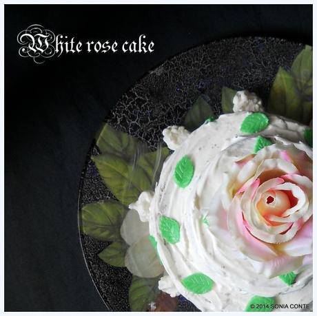 Un Compleanno e una Festa. Basterà una torta? White Rose Cake per il re-cake di Maggio.