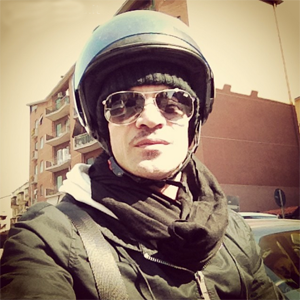 themusik gianni sperty selfie sexy instagram posa uomini e donne opinionista in moto I selfie di Gianni Sperti, fra sexy e casual