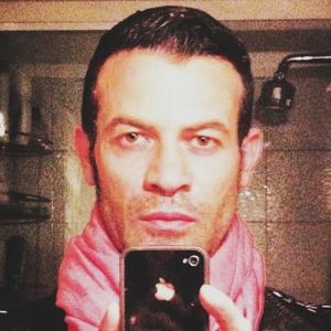 themusik gianni sperty selfie sexy instagram posa uomini e donne opinionista serio I selfie di Gianni Sperti, fra sexy e casual