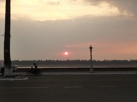 Il sole tramonta sul Mekong a Kratie - Cambodia