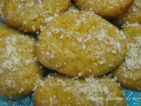 Melomakarona - i biscotti greci per il Natale  avvolti dallo sciroppo al miele