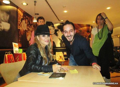 Anastacia incontra i fans alla Feltrinelli di Milano: Dave Damnimmen era lì (le foto)